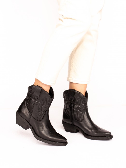 Embroidered Cowboy Leather Boots