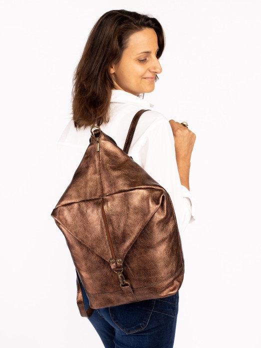 Mochila em Pele Metalizada com Fecho Frontal
