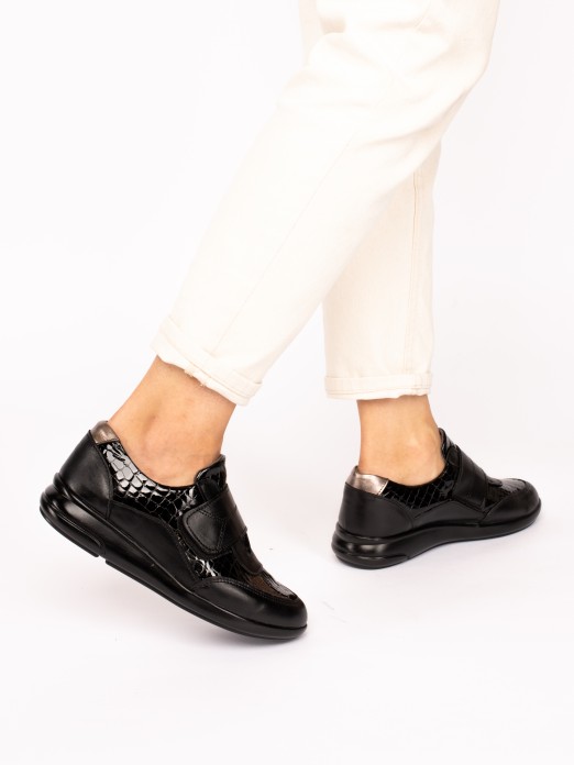 Sapato de Conforto em Pele Croco e Velcro