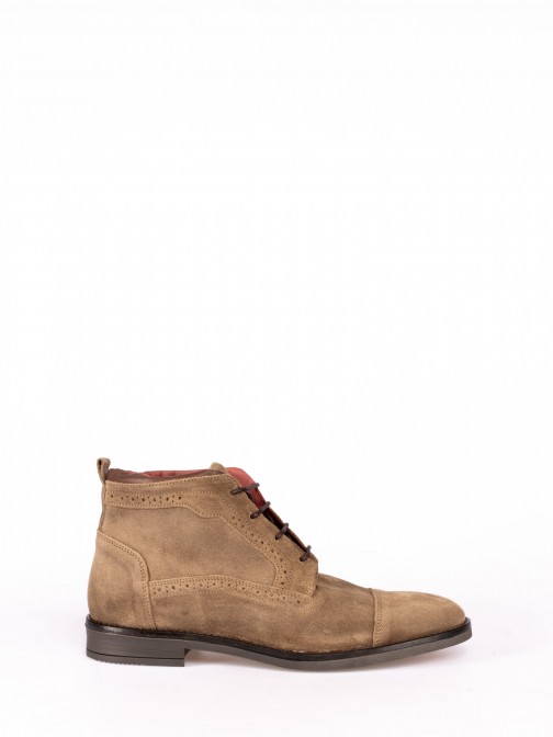 Classic Boots in Suede with English Punch-hole