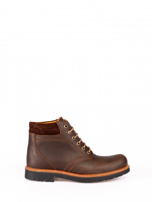 Bota com Atacador em Nobuck