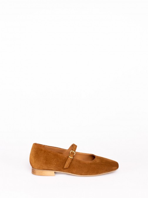 Mary Jane-style shoe in suede.