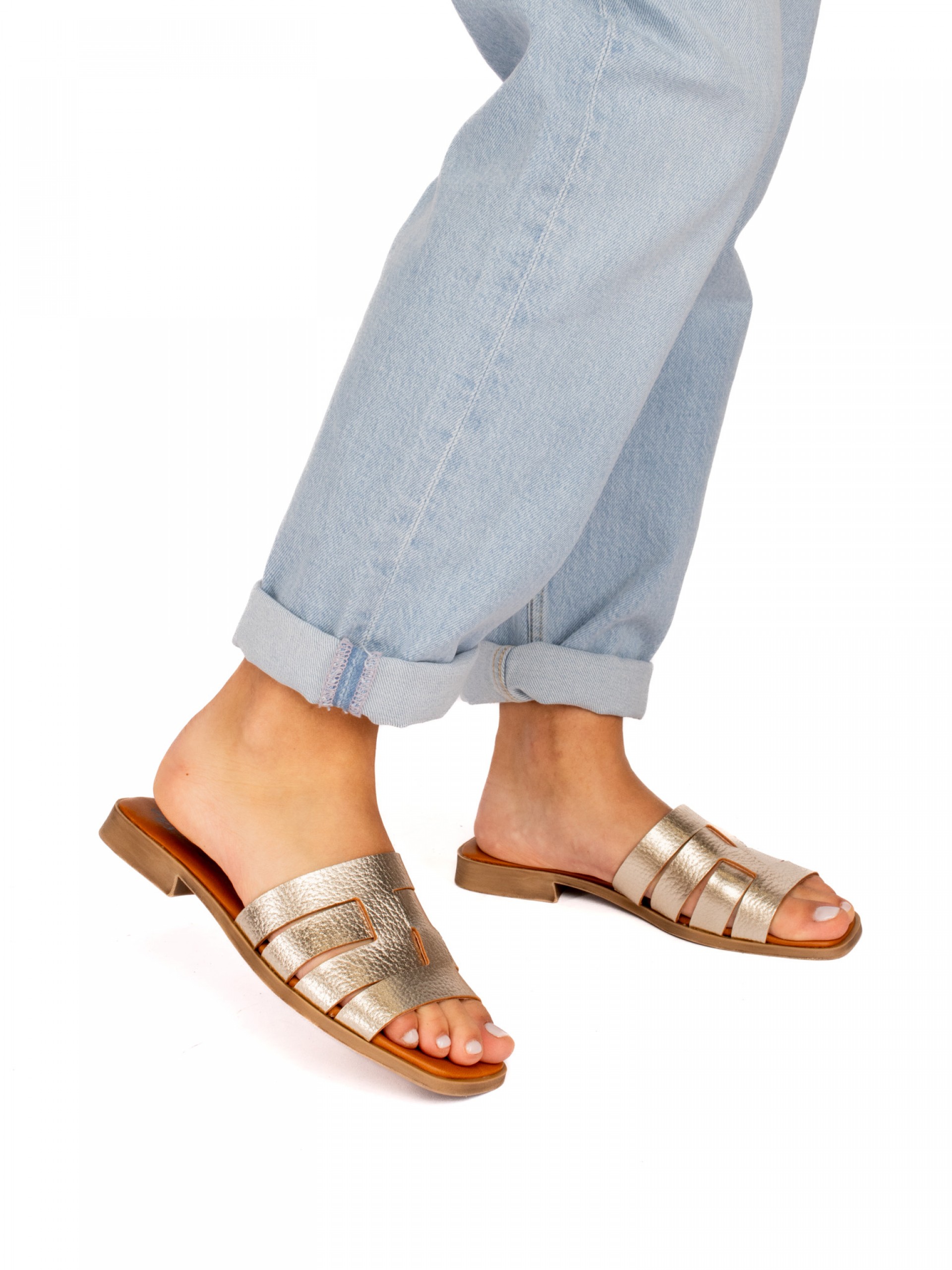 Chinela Tiras em Pele Laminada