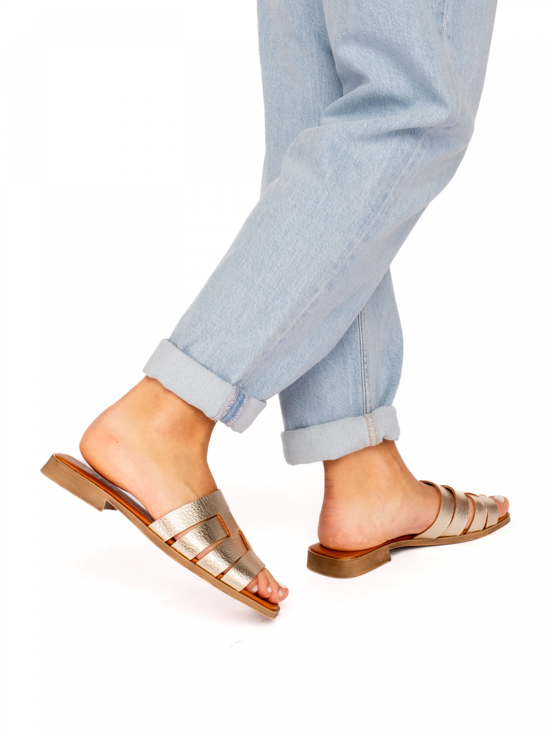 Chinela Tiras em Pele Laminada