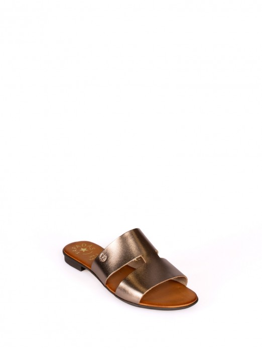 Side Cutout Engraved Leather Slipper