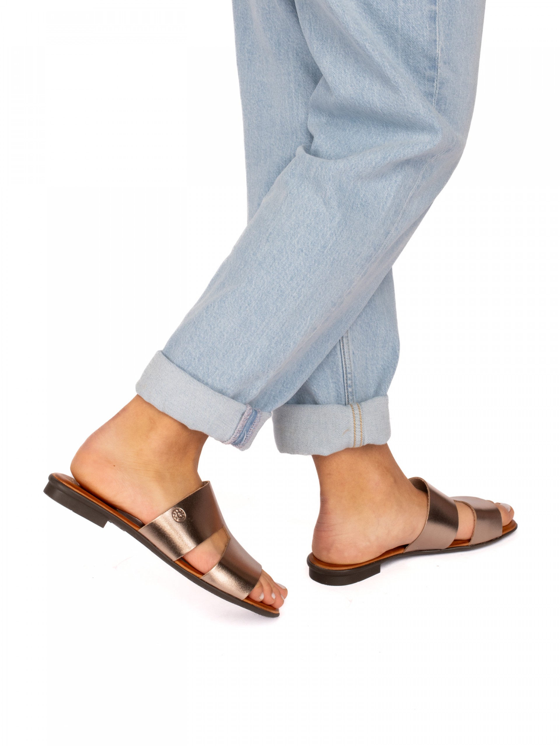 Side Cutout Engraved Leather Slipper