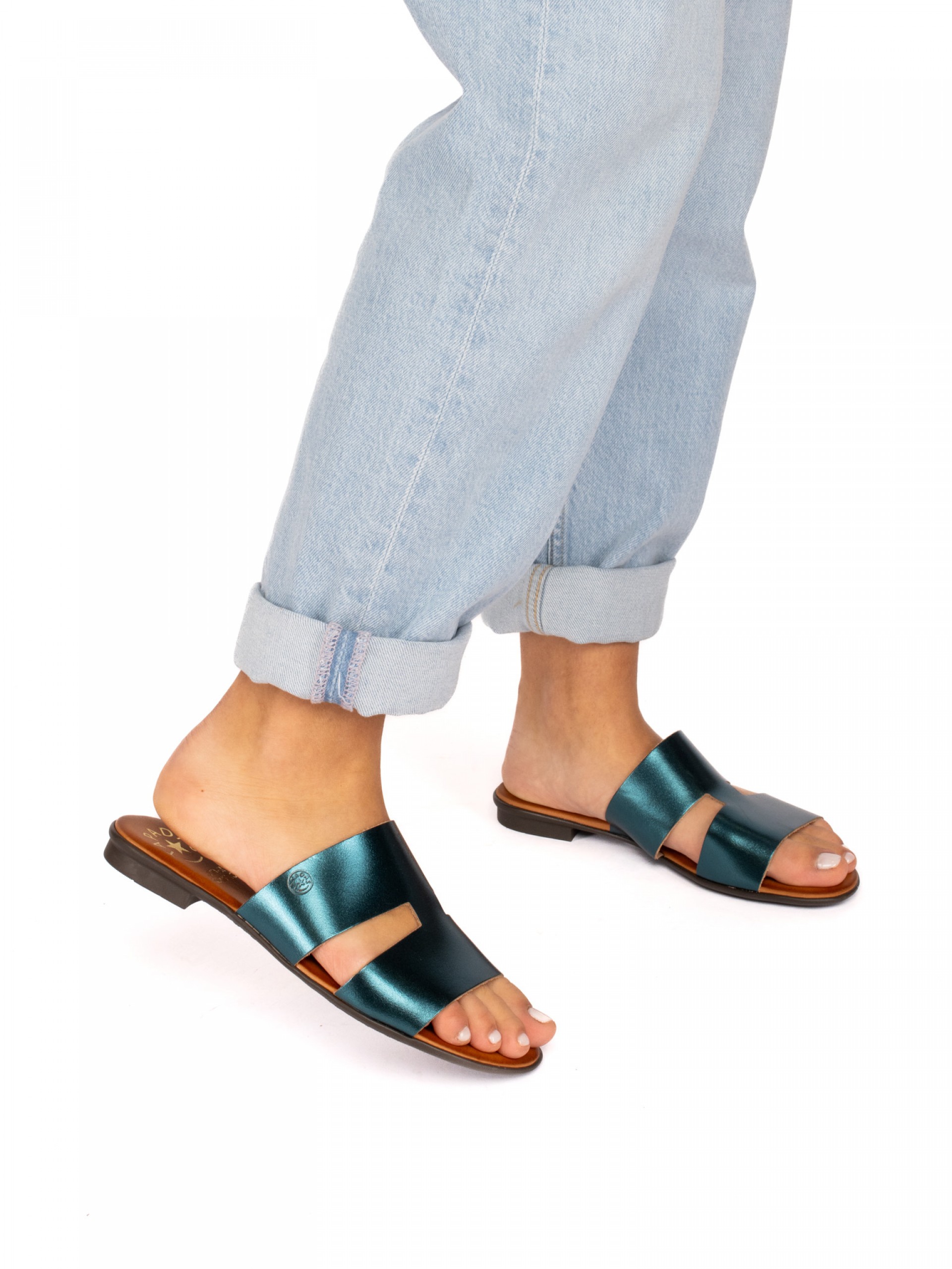 Chinela Recorte em Pele Laminada