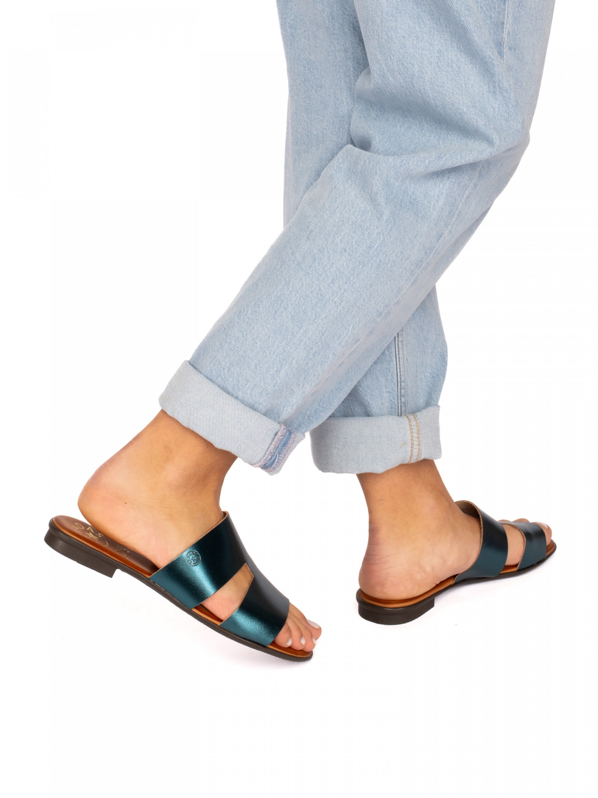 Chinela Recorte em Pele Laminada