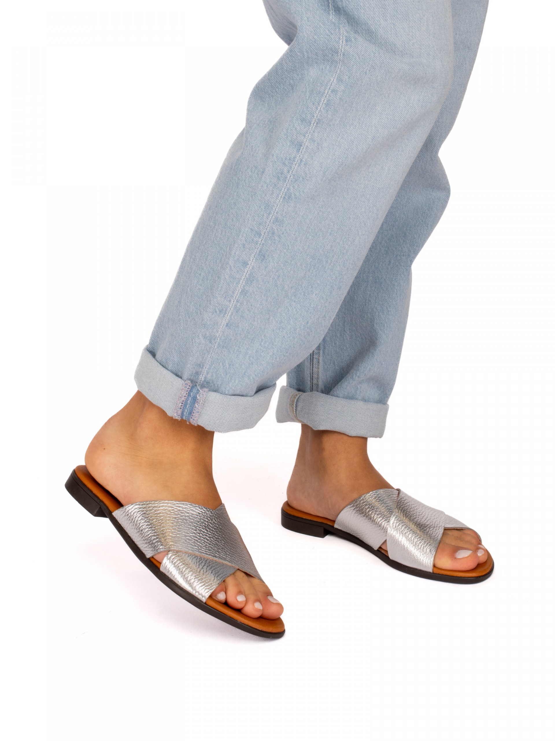 Chinela Cruzada em Pele Laminada