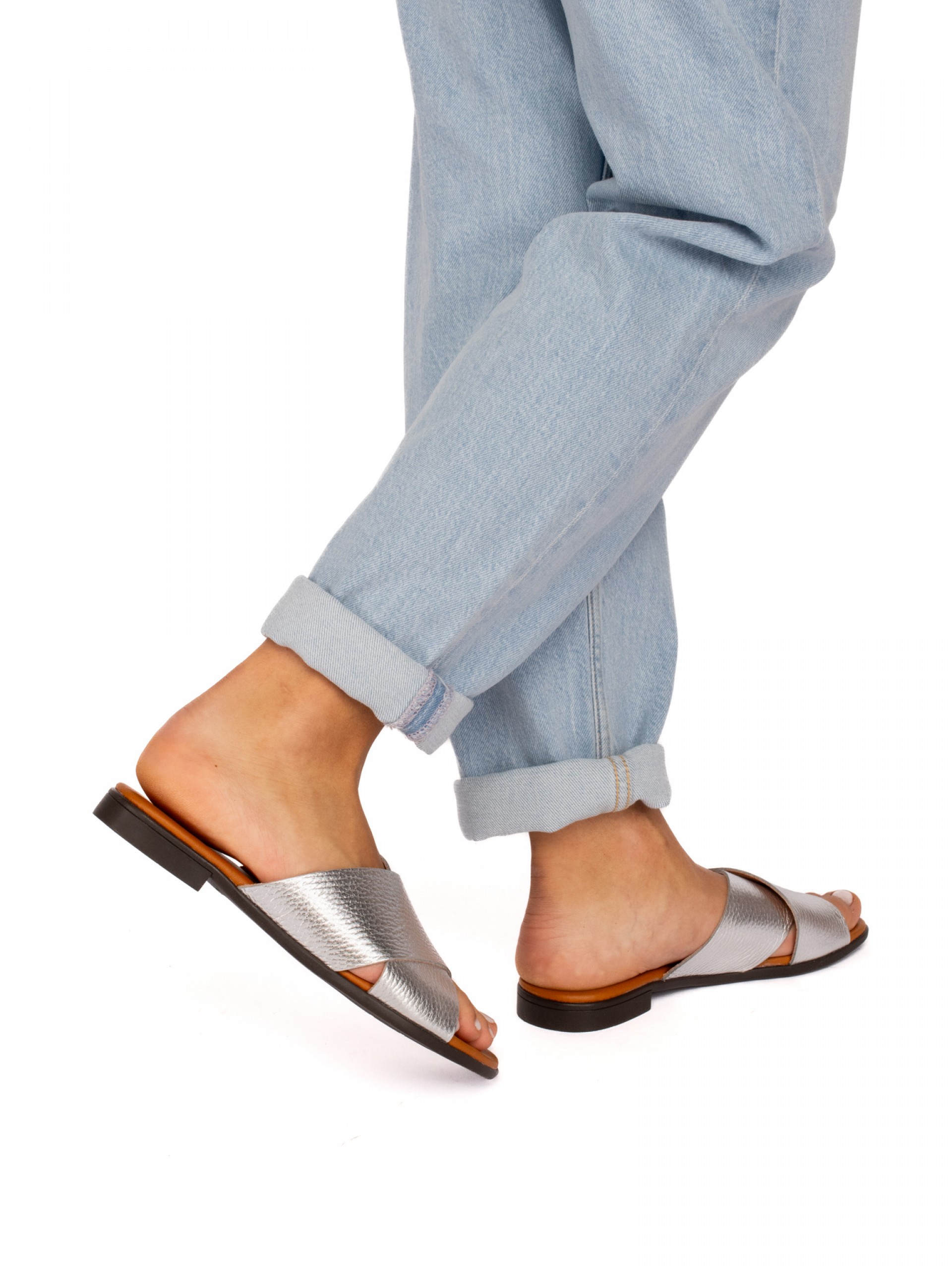 Chinela Cruzada em Pele Laminada