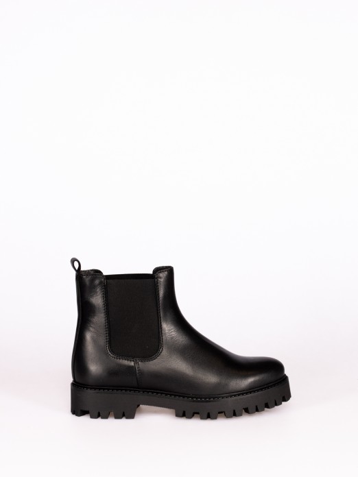 Short Boot with Elastic in Leather