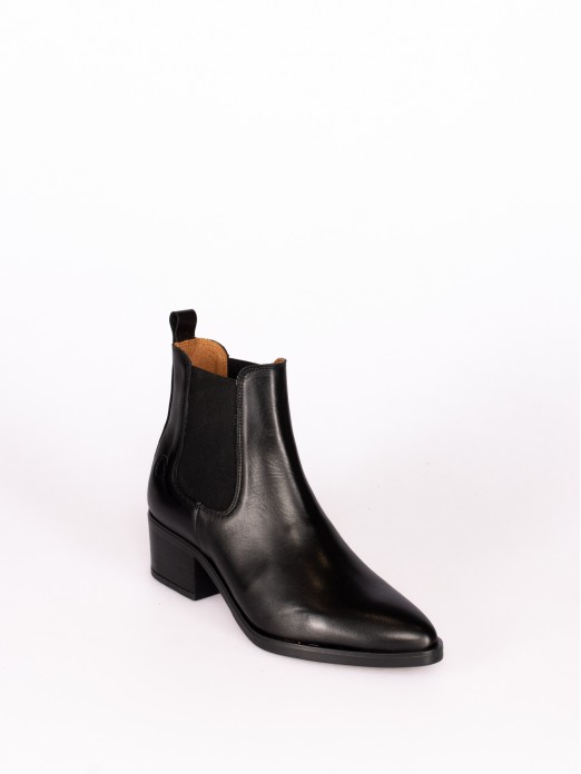 Leather Boot with Heel and Elastic