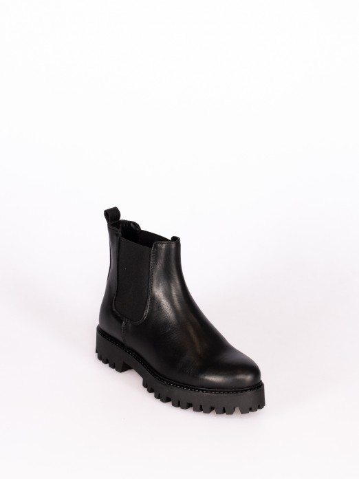 Short Boot with Elastic in Leather