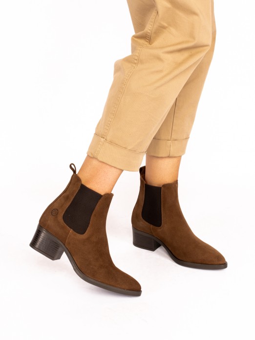 Suede Boot with Heel and Elastic