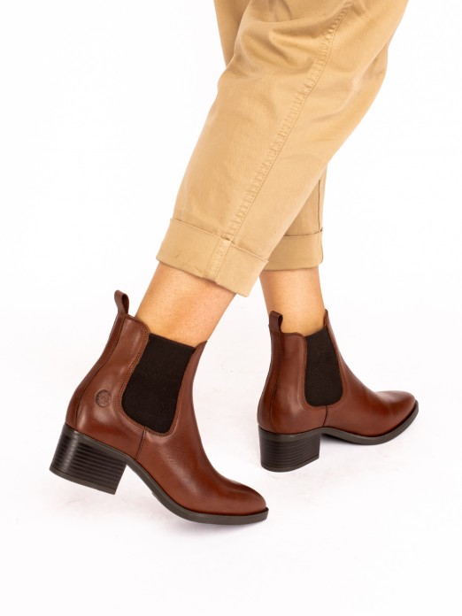 Leather Boot with Heel and Elastic