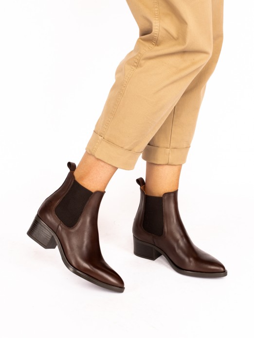 Leather Boot with Heel and Elastic