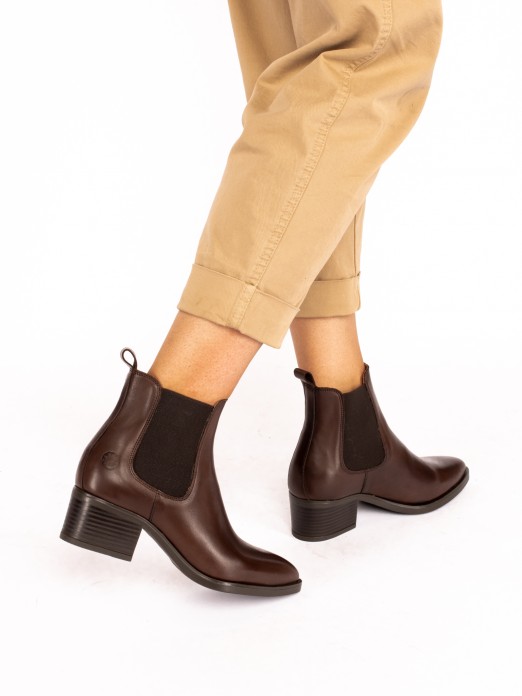 Leather Boot with Heel and Elastic