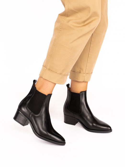 Leather Boot with Heel and Elastic