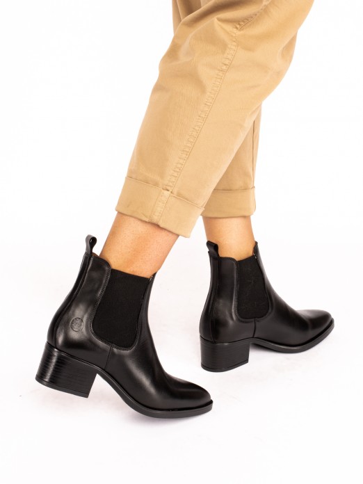 Leather Boot with Heel and Elastic