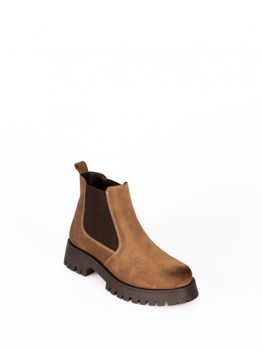 Boot in Suede, Structured Sole