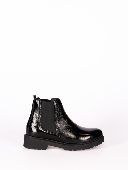 Short Ankle Boot with Elastic in Laminated leather