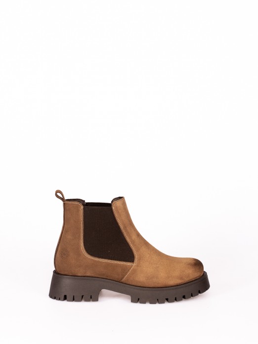 Boot in Suede, Structured Sole