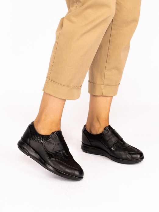 Sapato de Conforto em Pele Croco e Velcro