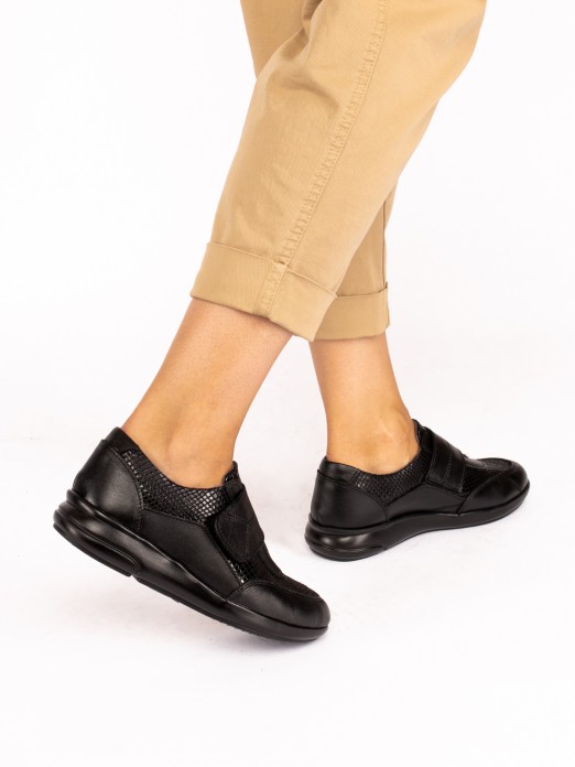 Sapato de Conforto em Pele Croco e Velcro