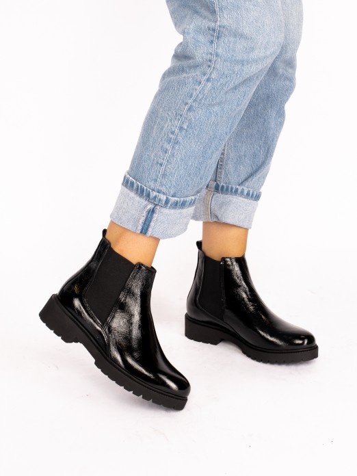 Short Ankle Boot with Elastic in Laminated leather