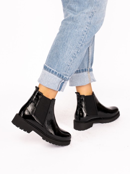 Short Ankle Boot with Elastic in Laminated leather