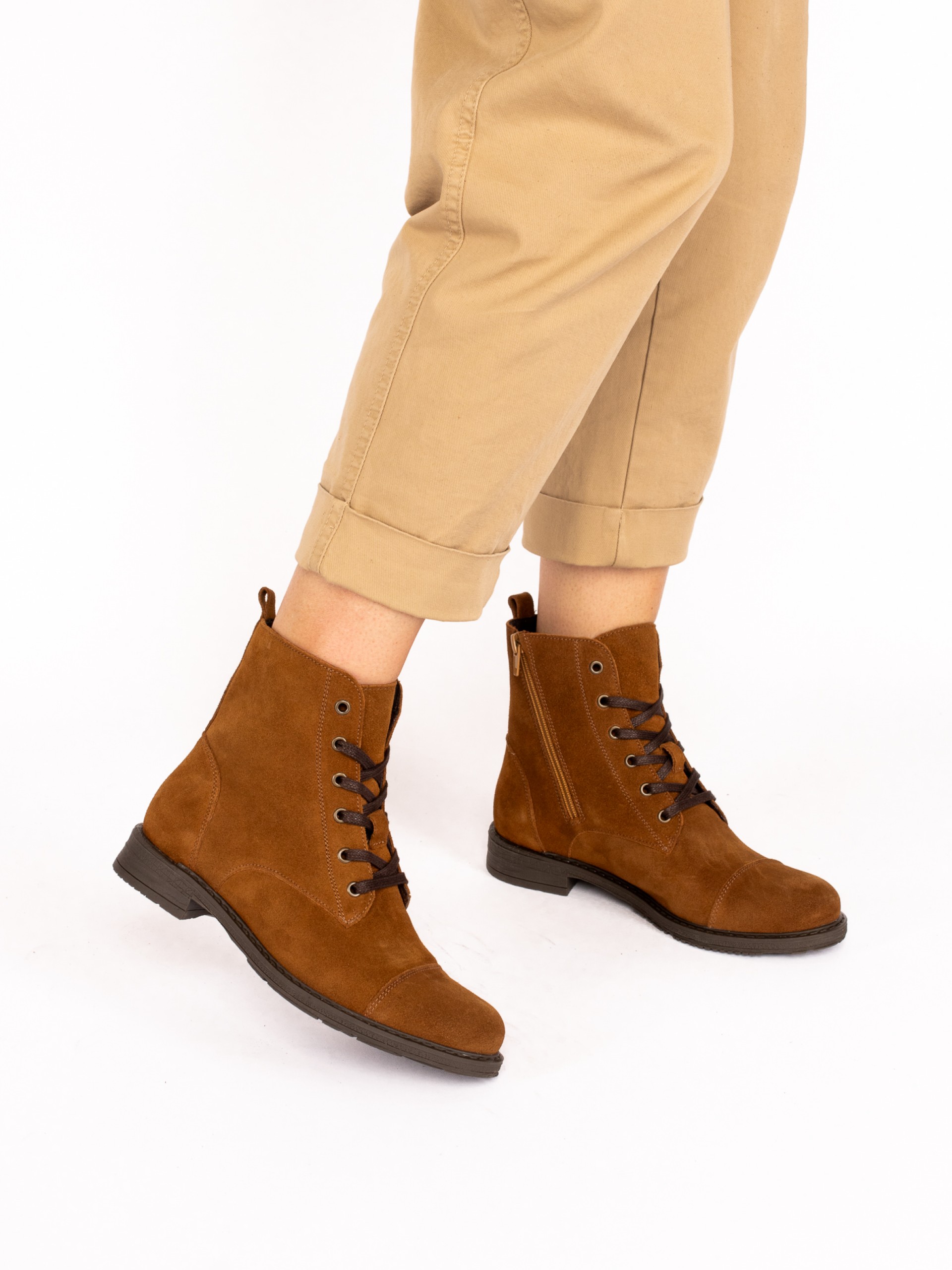 Botim Atacadores em Camurça