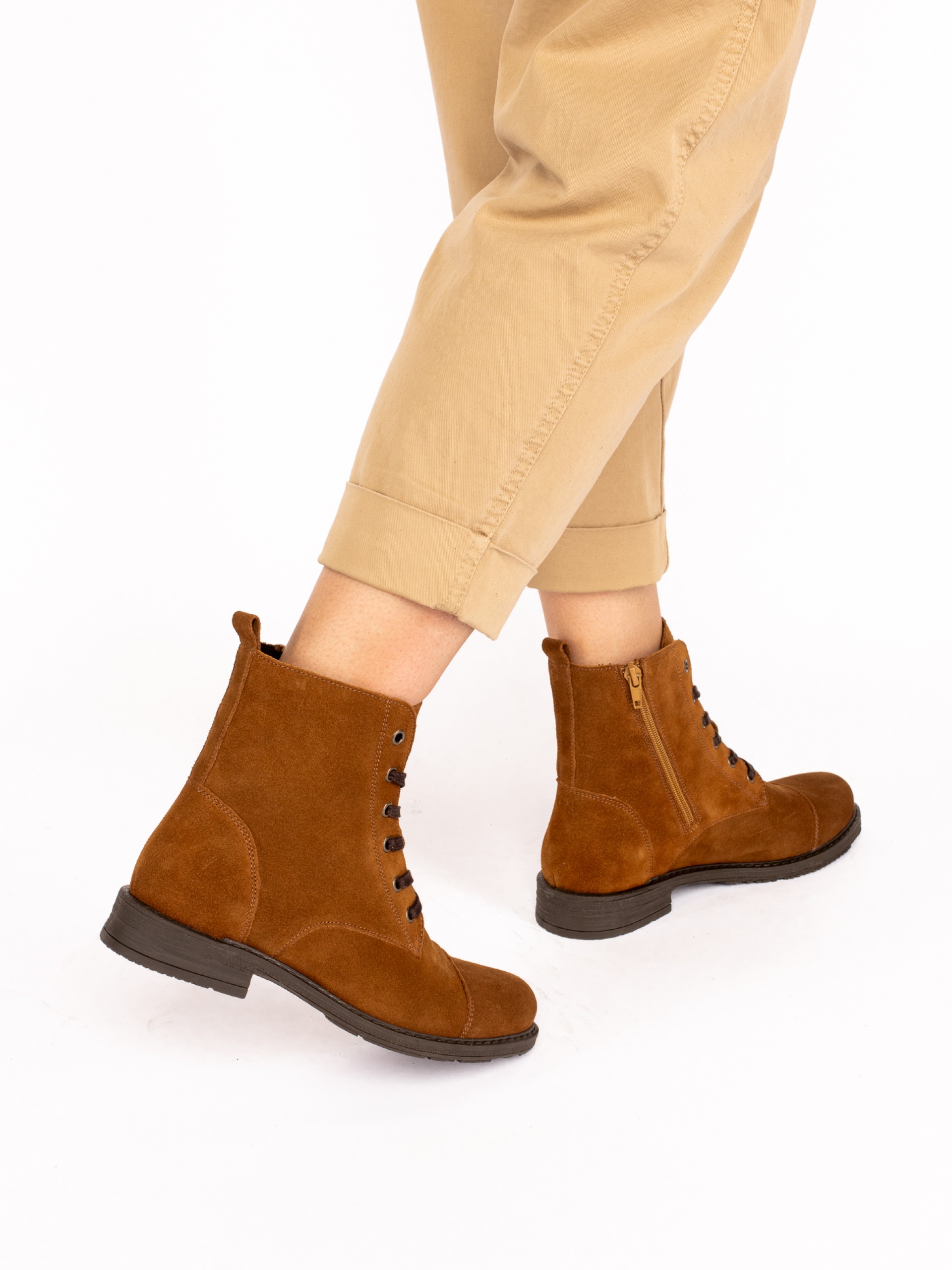 Botim Atacadores em Camurça