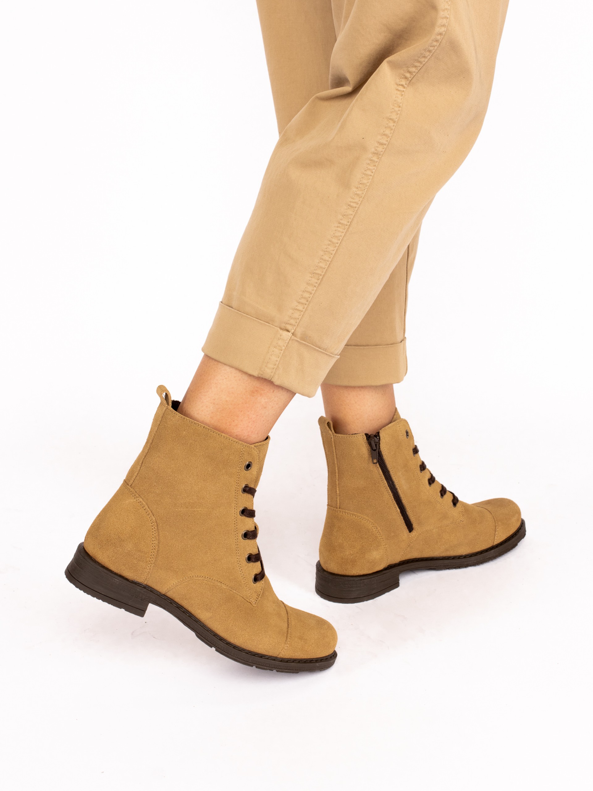 Botim Atacadores em Camurça