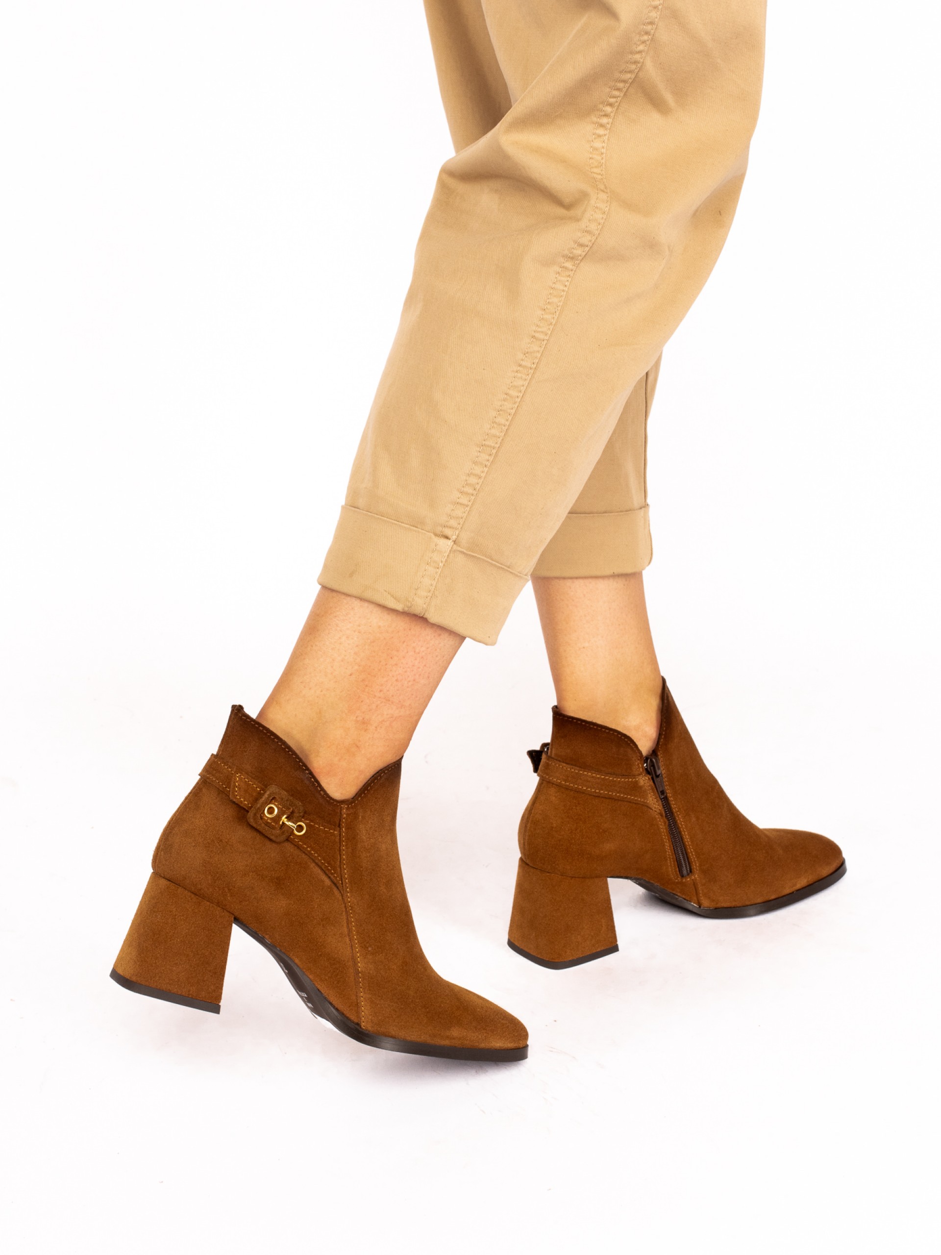 Botim Salto Alto em Camurça com Fivela