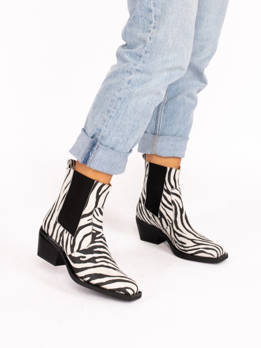 Heeled Ankle Boots with Elastic in Animal Print Su