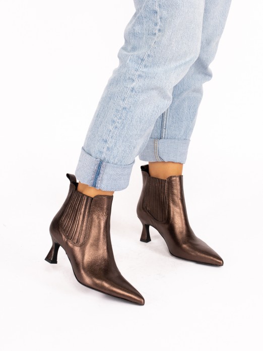 Laminated Leather Boot with Elastic and Heel