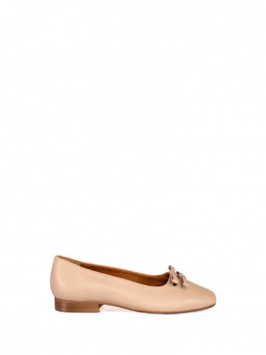 Flat shoes with leather bows