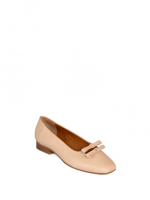 Flat shoes with leather bows