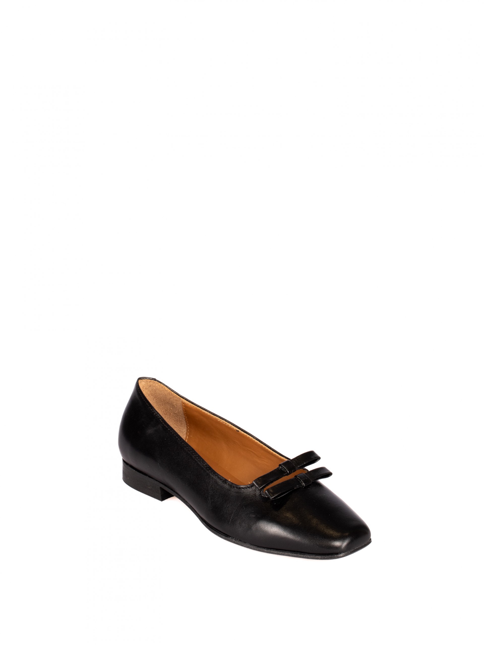 Flat shoes with leather bows