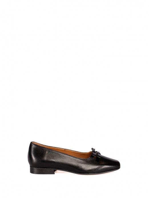 Flat shoes with leather bows