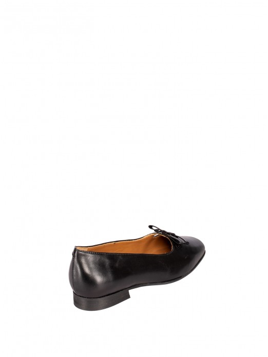Flat shoes with leather bows