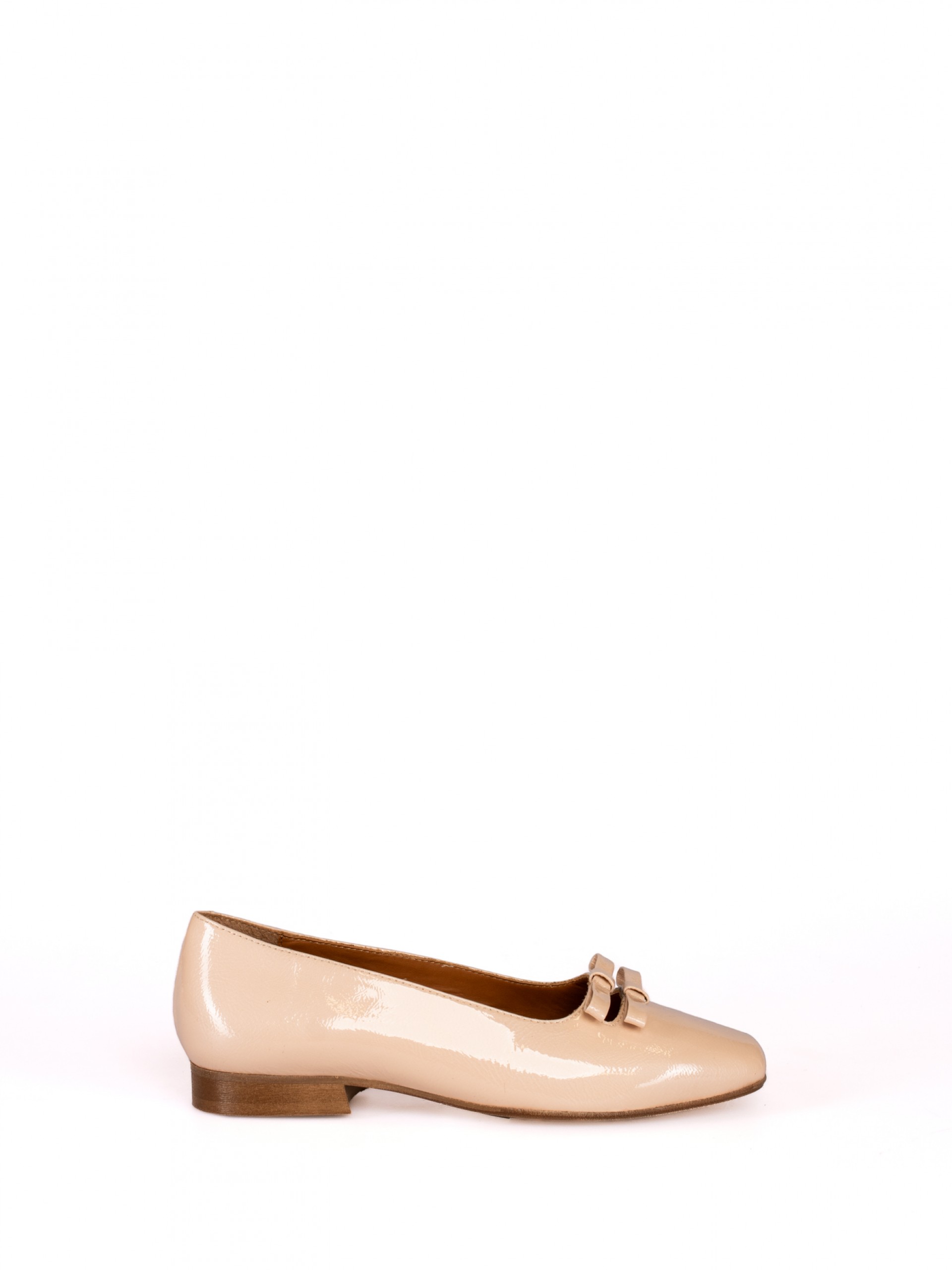 Flat shoes with bows in Varnish