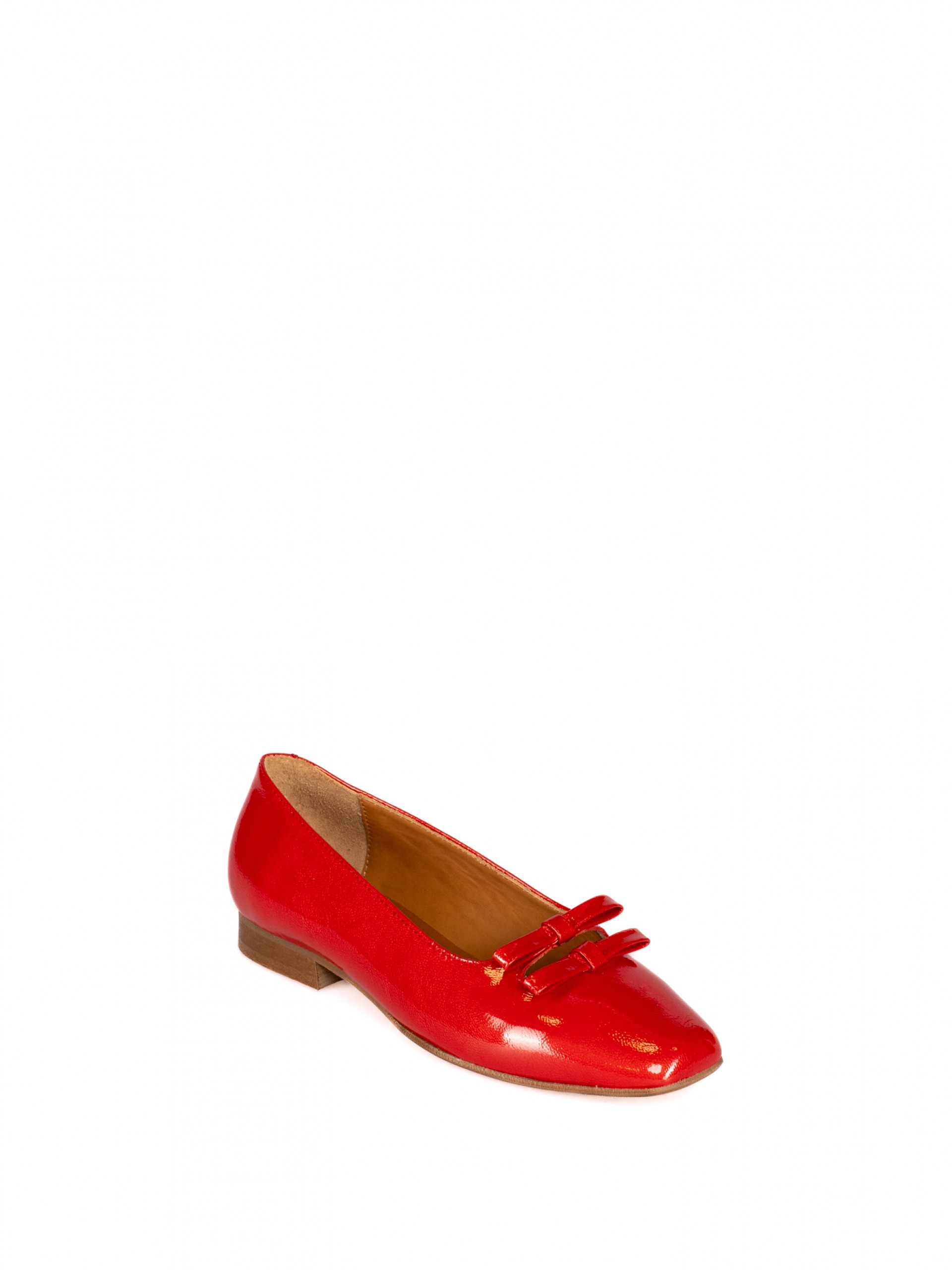 Flat shoes with bows in Varnish