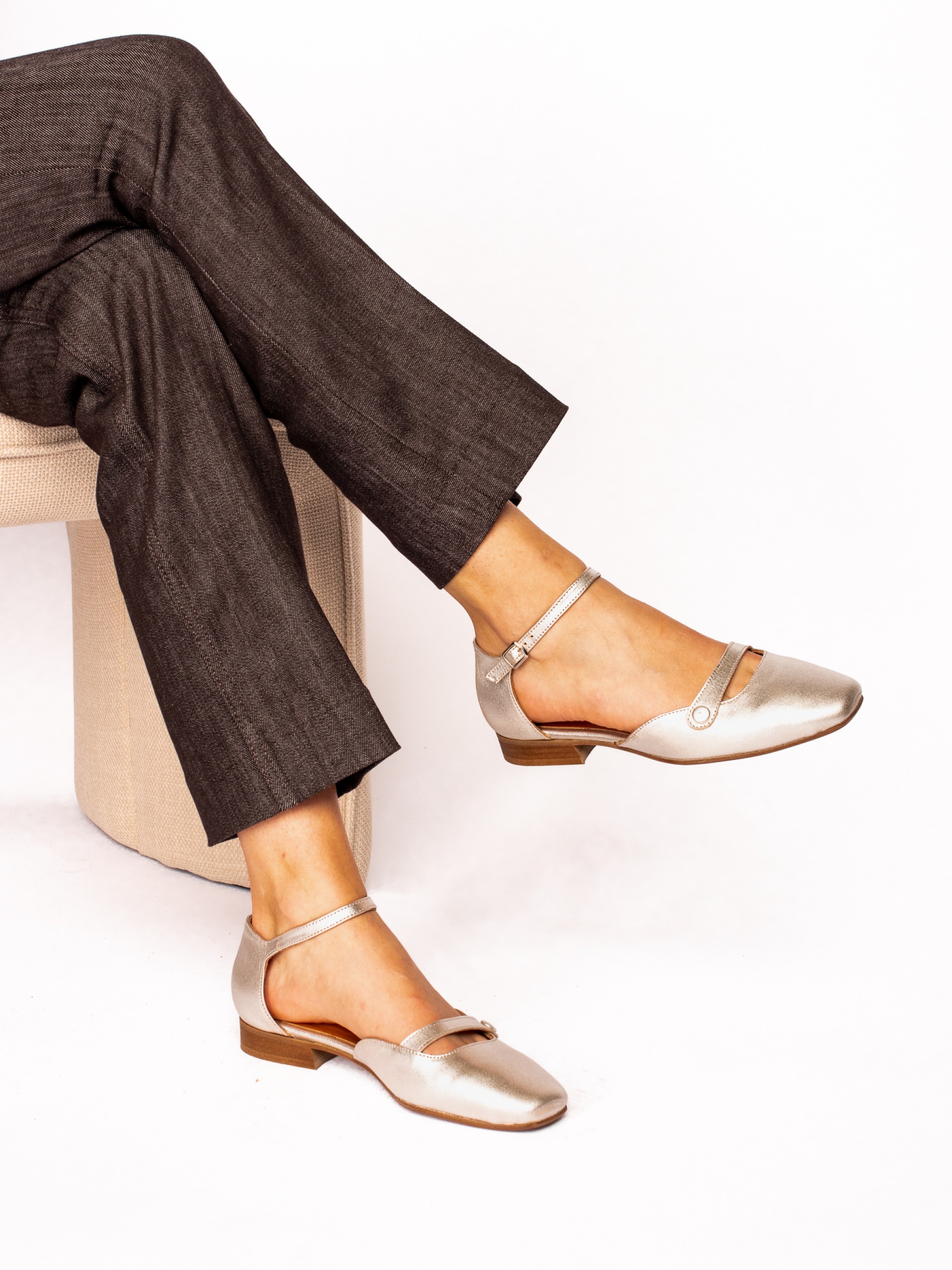 Shoe with button detail in Laminated Leather