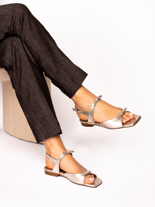 Sandal with bow detail in laminated leather