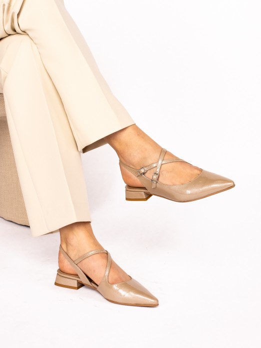 Mule com Fivelas em Verniz