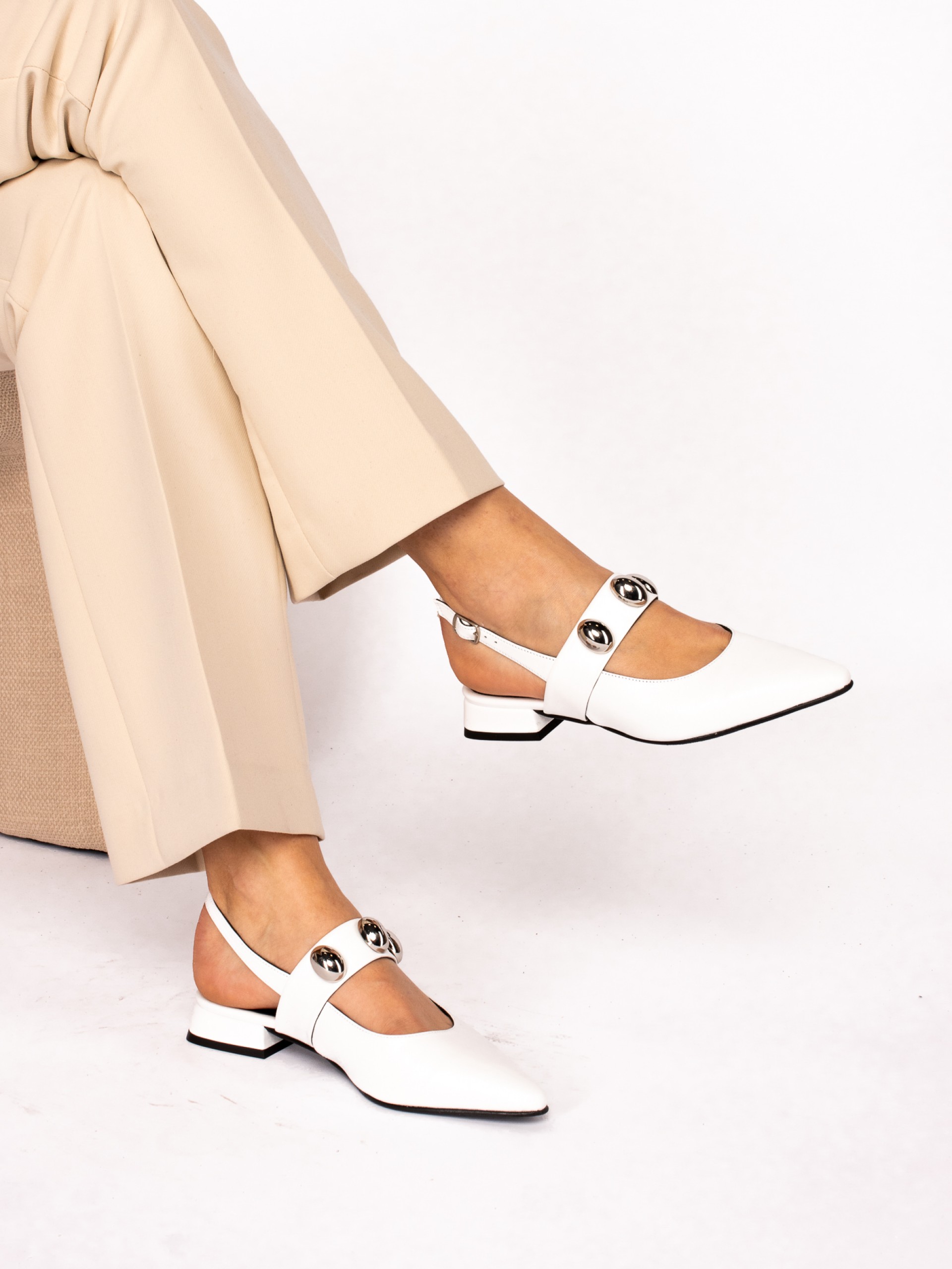 Mule with strap with metallic applications