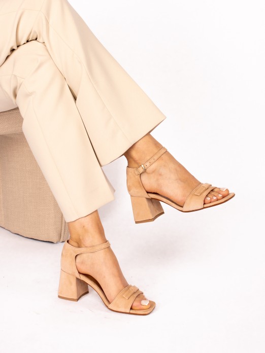 Sandlia Salto Alto com Detalhe de Lao em Camura