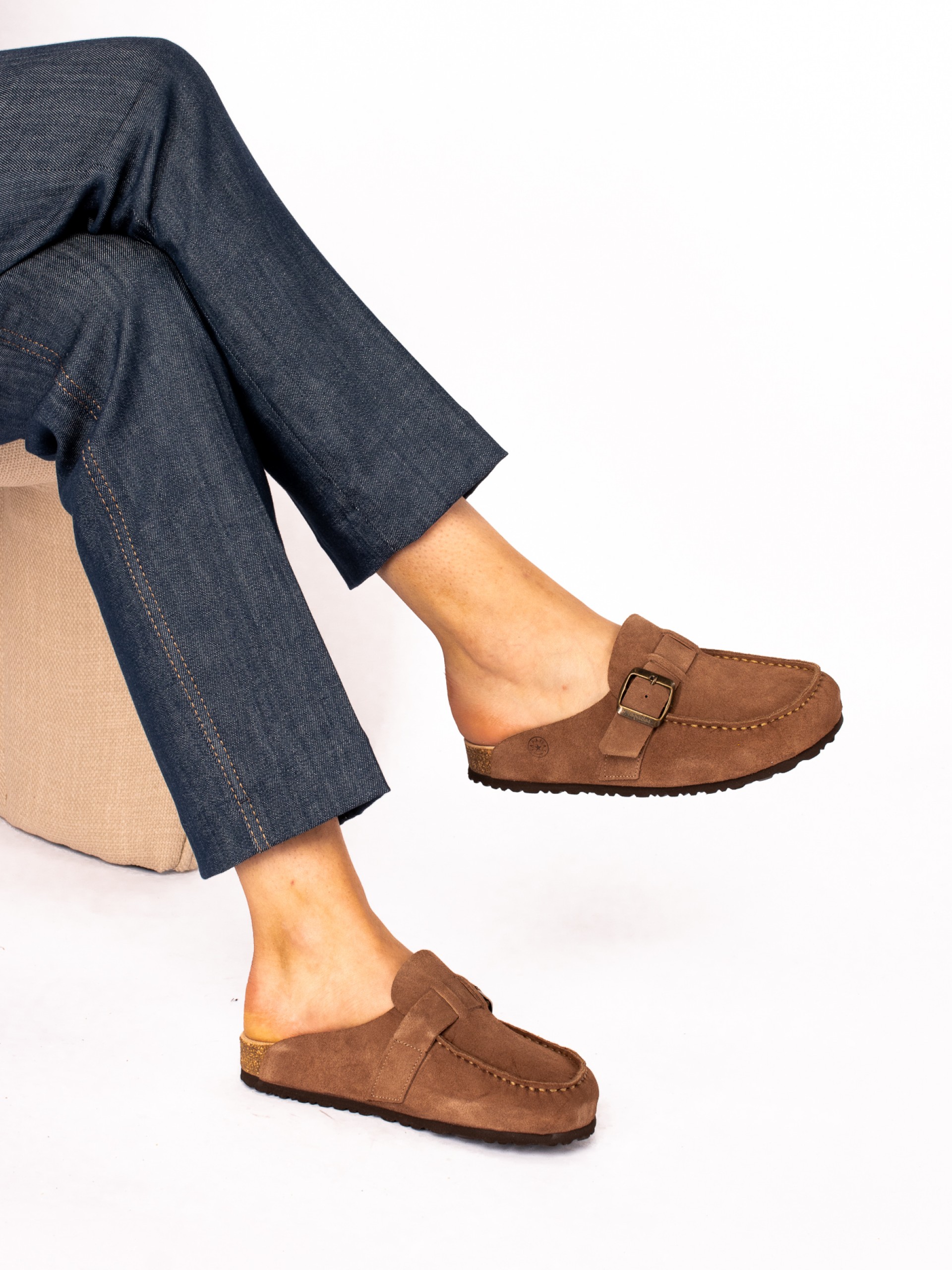 Clogs em Camurça com Fivela