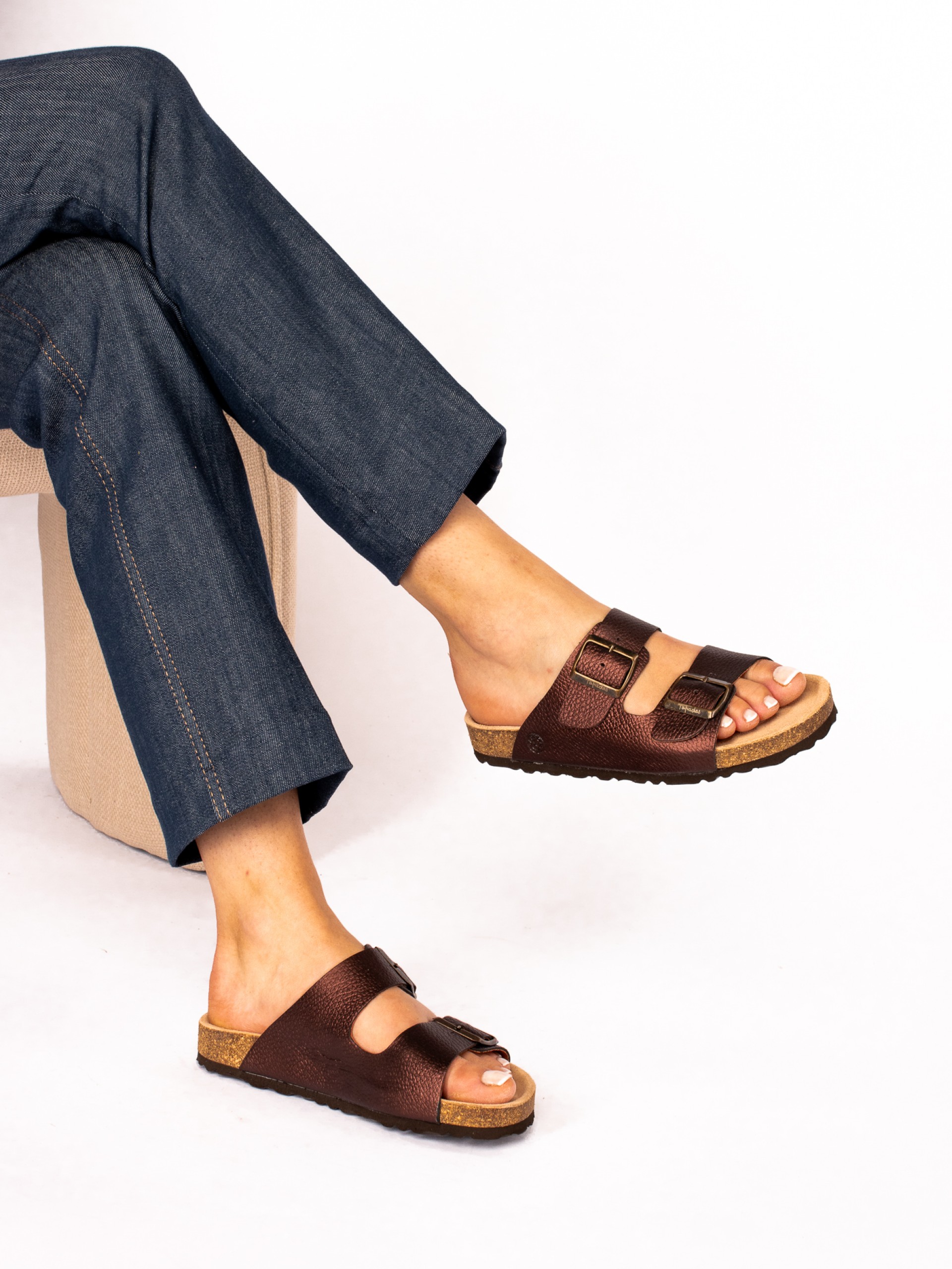 Chinela Bio com Duas Fivelas em Pele Metalizada